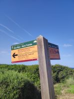 Wegweißer am Wanderweg nach Sant Tomas