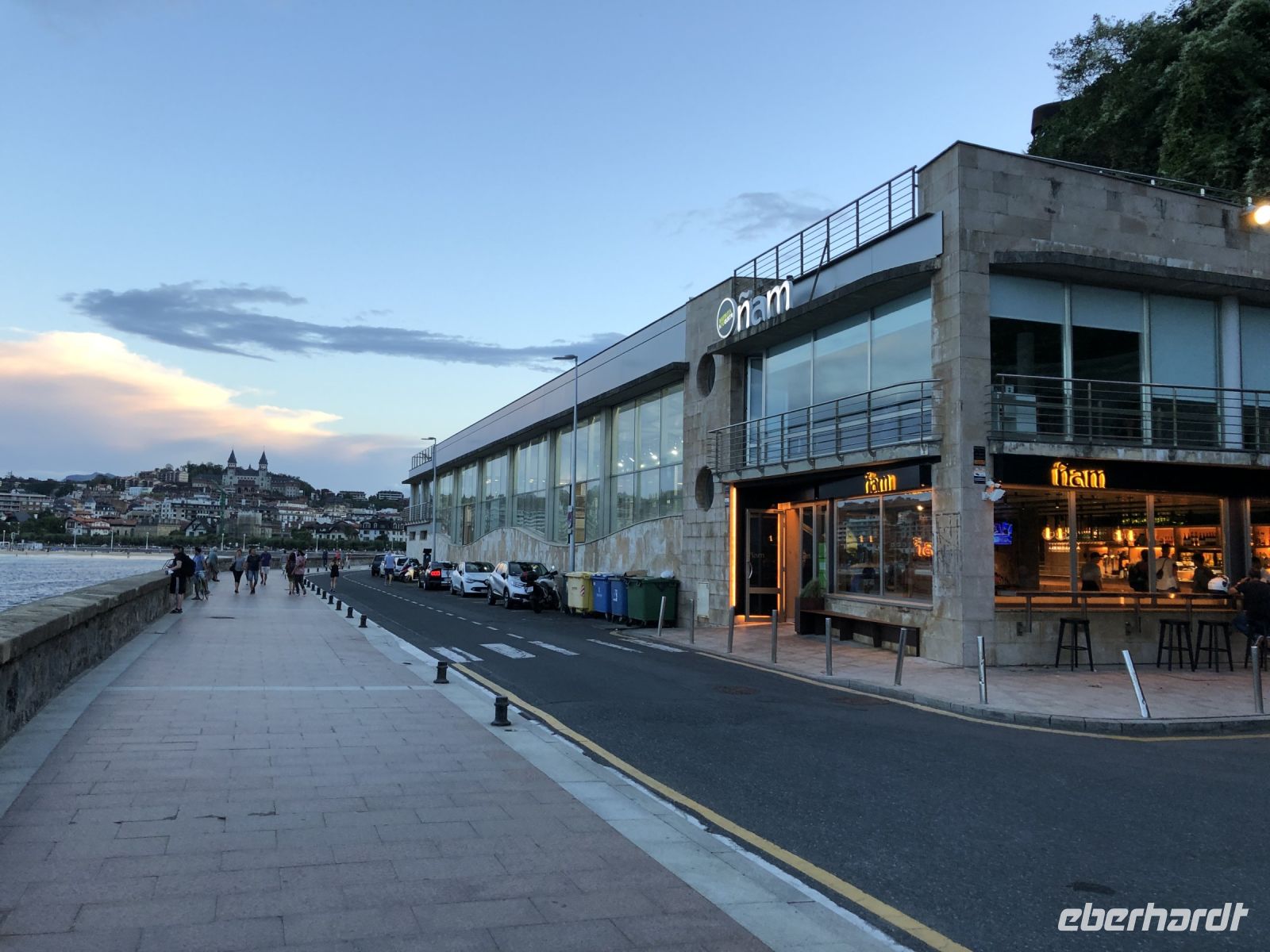 Abendessen an der Strandpromenade Donostia/San Sebastian