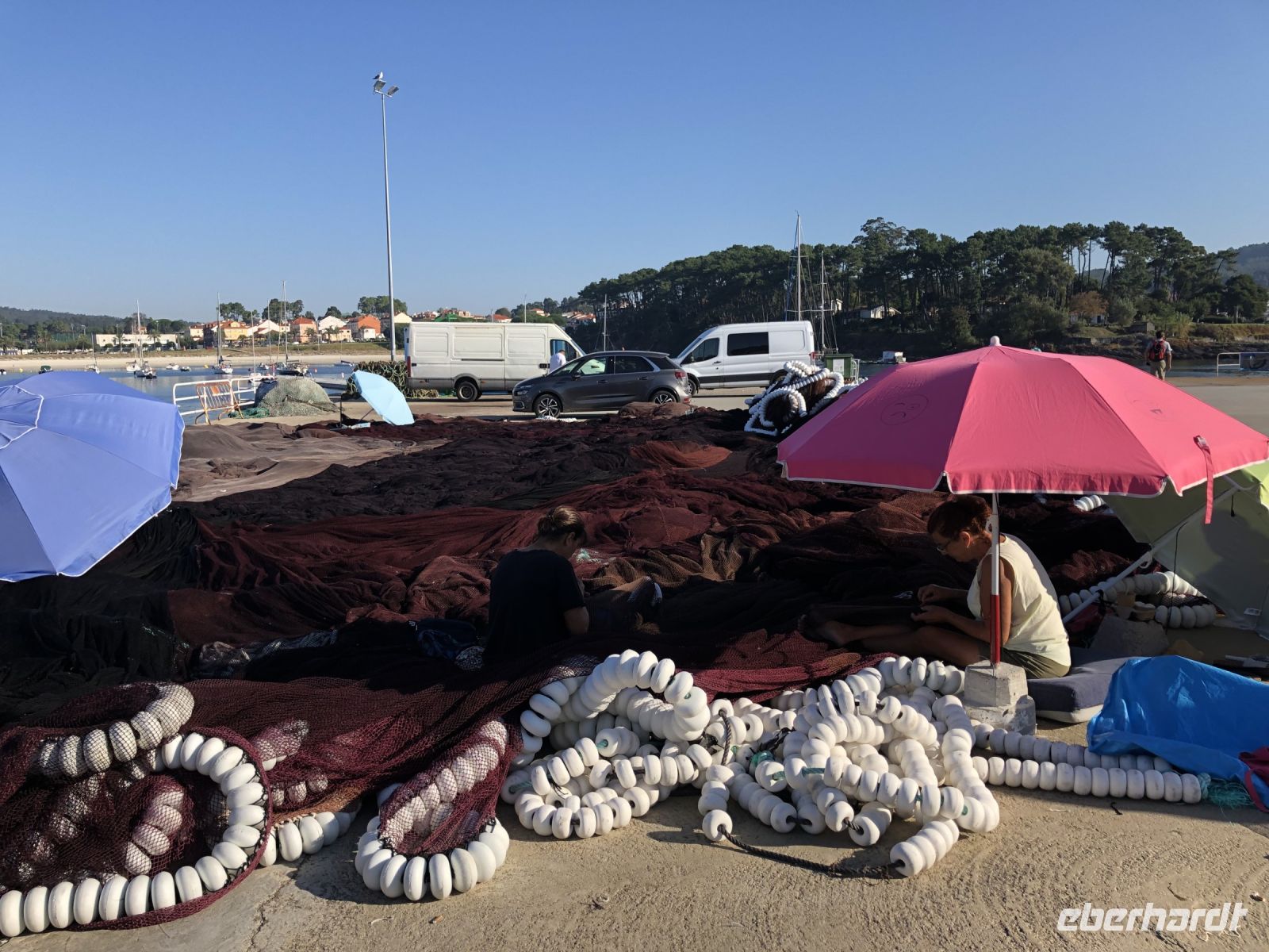 Fischerinnen beim Flicken der Netze