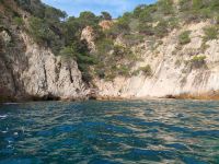 Schroffe Felsen und blaues Wasser in Tossa de Mar