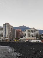 Blick auf den Teide vom Strand in Puerto de la Cruz
