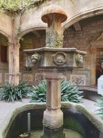 Brunnen neben der ältesten Palme von Barcelona.jpg