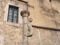 Löwin Statue Girona.jpg