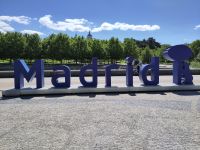 Schriftzug Madrid, hinter dem Río de Manzanares Königsschloss und Almudena-Kathedrale