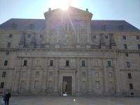 Hauptfassade des Escorial im vormittäglichen Gegenlicht