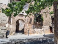 Hufeisenbogen mit Treppe dahinter in Toledo, Zugang zu einem Arrabal (mittelalterlichem Stadtviertel)