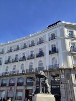 Madrids Stadtwappen: Der kleine Bär nascht am Erdbeerbaum (Madroño)