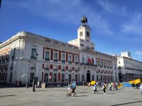 Ehem. Königliche Post, heute Sitz der Regierung der Comunidad de Madrid - die Turmuhr ist mit ihren Glockenschlägen Zentrum spanischer Silvesterfeierlichkeiten