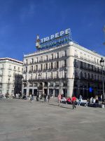 Die denkmalgeschützte Tio Pepe-Reklame musste an der Puerta del Sol wg. eines prestigeträchtigen Techkonzerns von einem Dach aufs andere umziehen