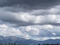 Sierra de Guadarrama unter wolkenverhangenem Himmel