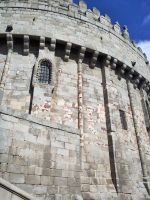 Die Apsis der Kathedrale ist Teil der Stadtmauer, der mineralhaltige Buntsandstein sticht zwischen dem Granit hervor