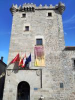 Der ehemalige Wohnturm beherbergt heute Ausstellungsräume, in denen gerade eine Ausstellung zur „überraschenden“ Diversität der Region stattfindet 