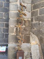 Denkmal für Teresa de Ávila vor ihrer Taufkirche: ihr Ordensname Teresa de Jesús