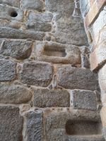 Cistas in der Stadtmauer von Ávila, hierbei handelt es sich um römische Urnen