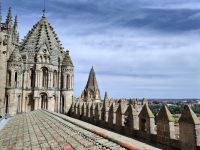 Zinnen geben der alten Kathedrale von Salamanca einen festungsartigen Charakter