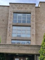 Rund um das Studentenwohnheim die Victor-Zeichen (Promotion) ehemaliger Bewohner dieses Studentenwohnheims, jeder Victor ist ein wenig anders gestaltet. 