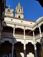 Innenhof der Casa de la Conchas, der Turm gehört zur Clerecía