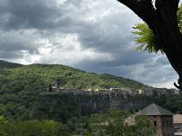 Stadt auf Lavagestein