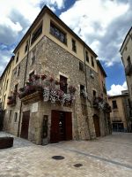 Besalú: begrünte Häuser