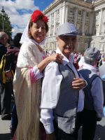 Die Madrilener feiern Ihr Isidor Fest mit Tanz in festlicher Tracht