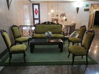 Madrid - Hotel Mayorazgo - in jeder Etage andere  Antiquitäten Möbel