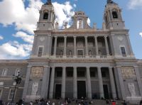 Madrid - vor der Almudena Kathedrale