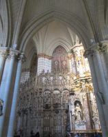 Toledo Kathedrale - Gotische Bögen und Altar