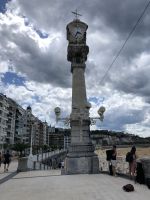Uhr und Barometer am Strand von San Sebastian