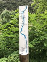 Wanderweg am Fluss neben dem Hotel 