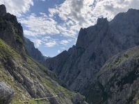 Wanderung in der Schlucht des Flusses Cares