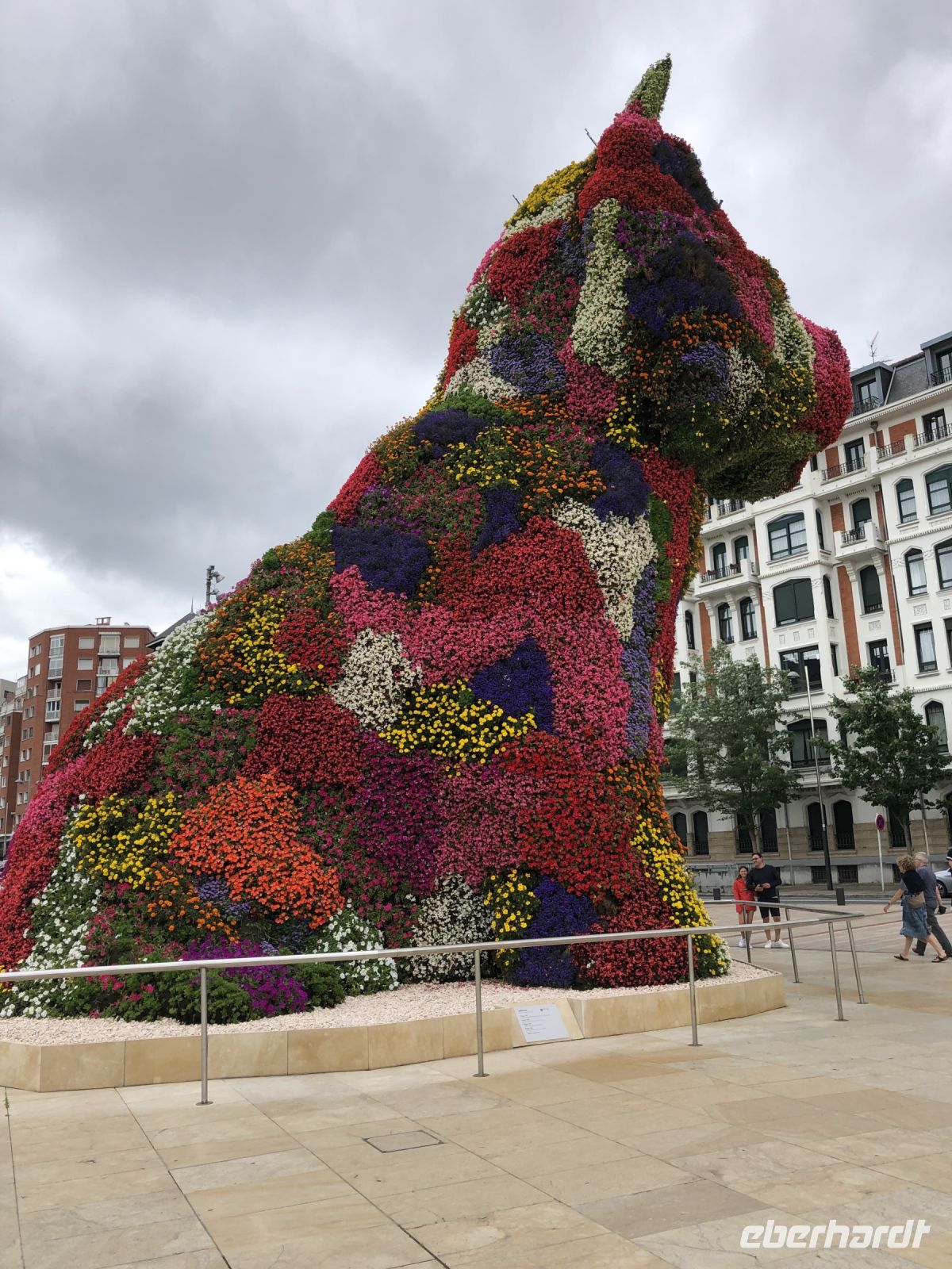 über und über mit Blumen bedeckt