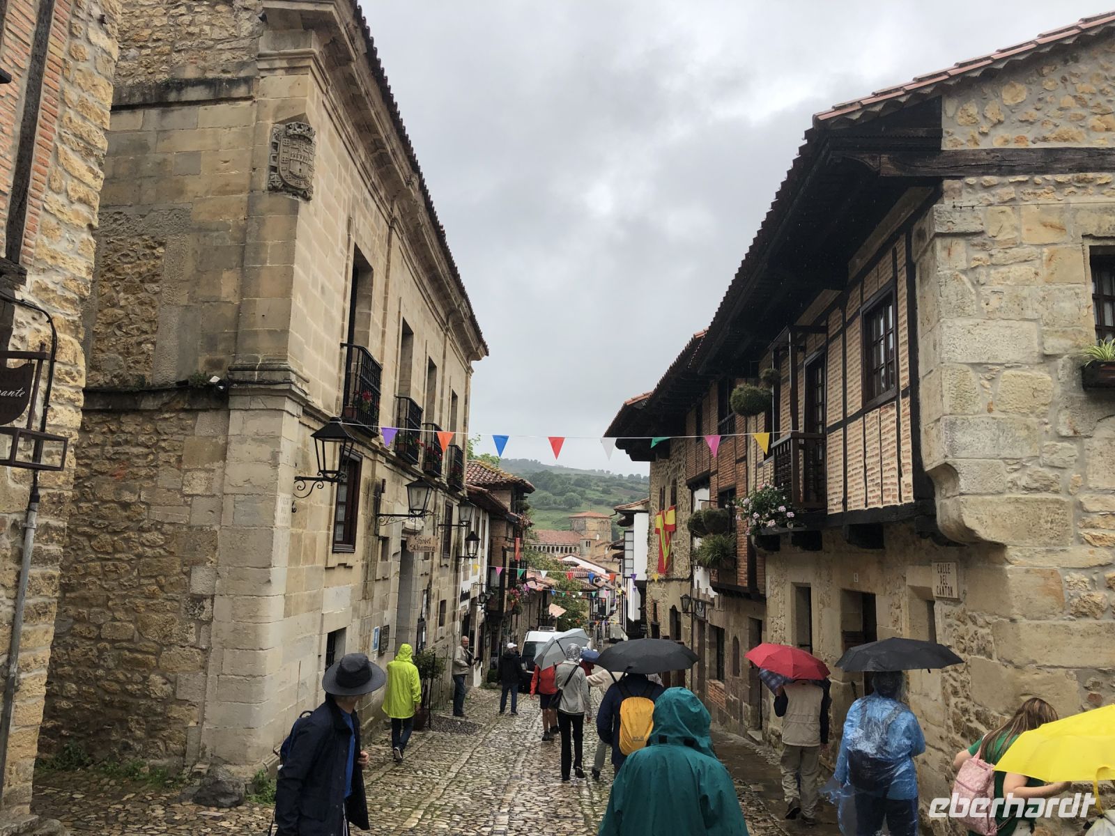 auch ein wenig Regen konnte uns nichts anhaben - Santillana del Mar