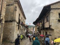 auch ein wenig Regen konnte uns nichts anhaben - Santillana del Mar
