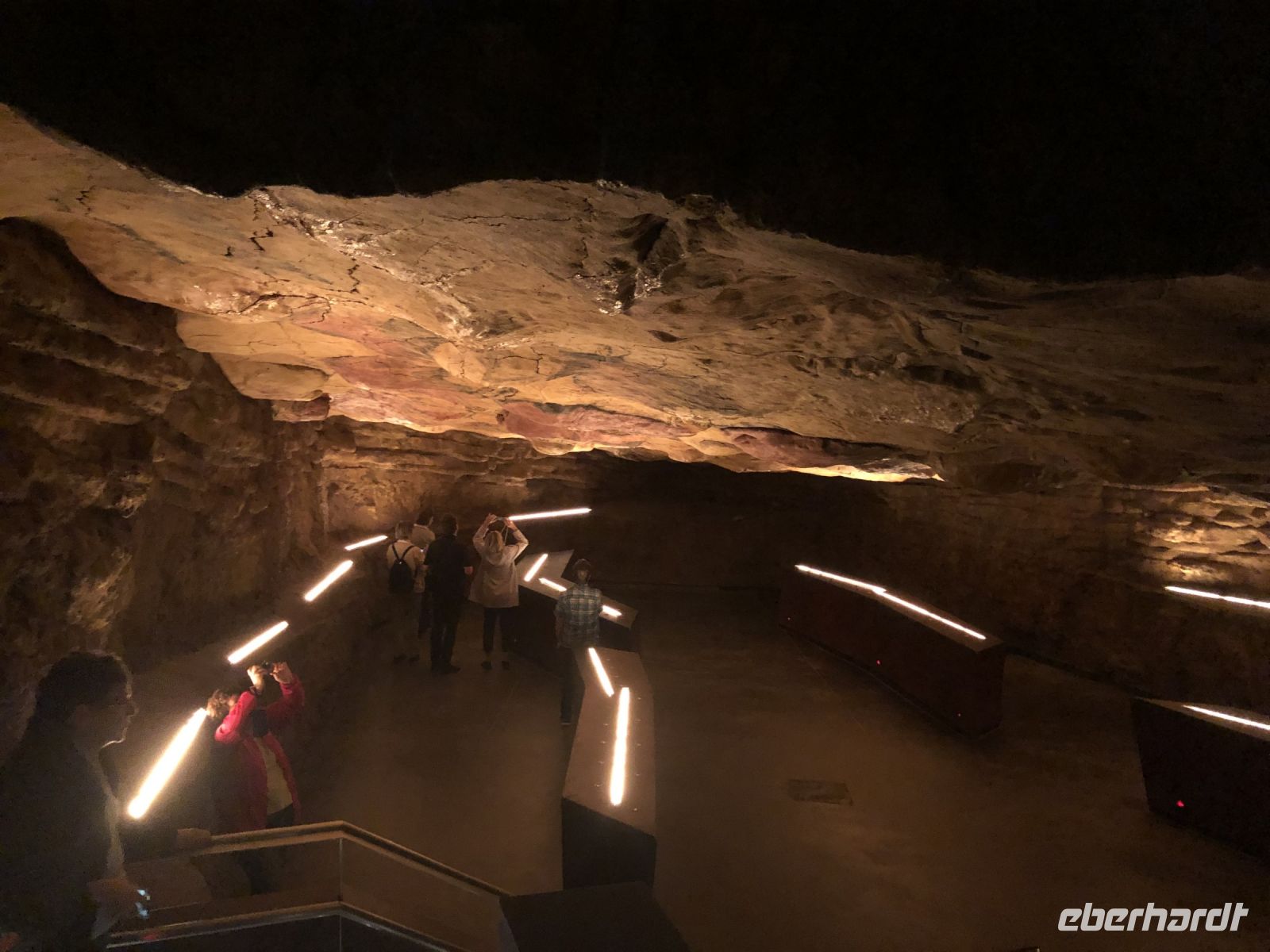 Höhenangabe durch Leuchtstreifen - AltamiraHöhle