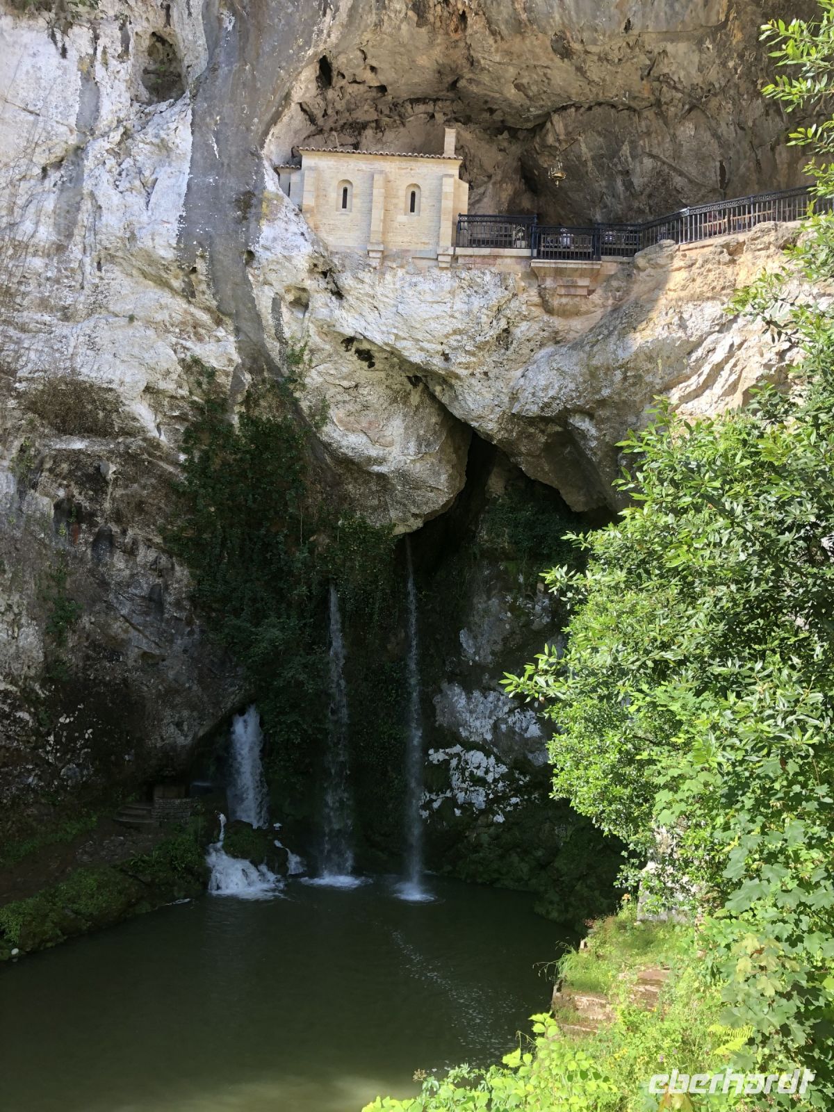 Santa Cueva Covadonga mit Wasserfall