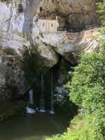 Santa Cueva Covadonga mit Wasserfall