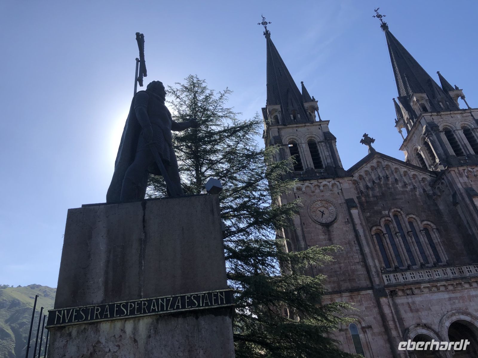 Nationalheld Don Pelayo vor der Basilika von Covadonga