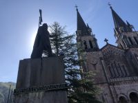 Nationalheld Don Pelayo vor der Basilika von Covadonga