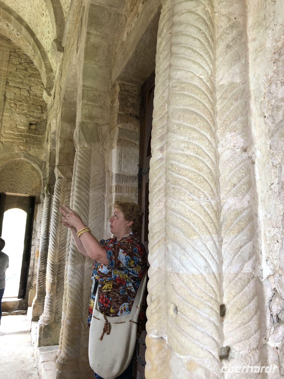 Fremdenführerin Marian erklärt begeistert die Details der Architektur