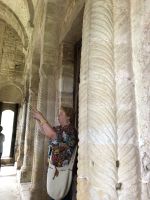 Fremdenführerin Marian erklärt begeistert die Details der Architektur