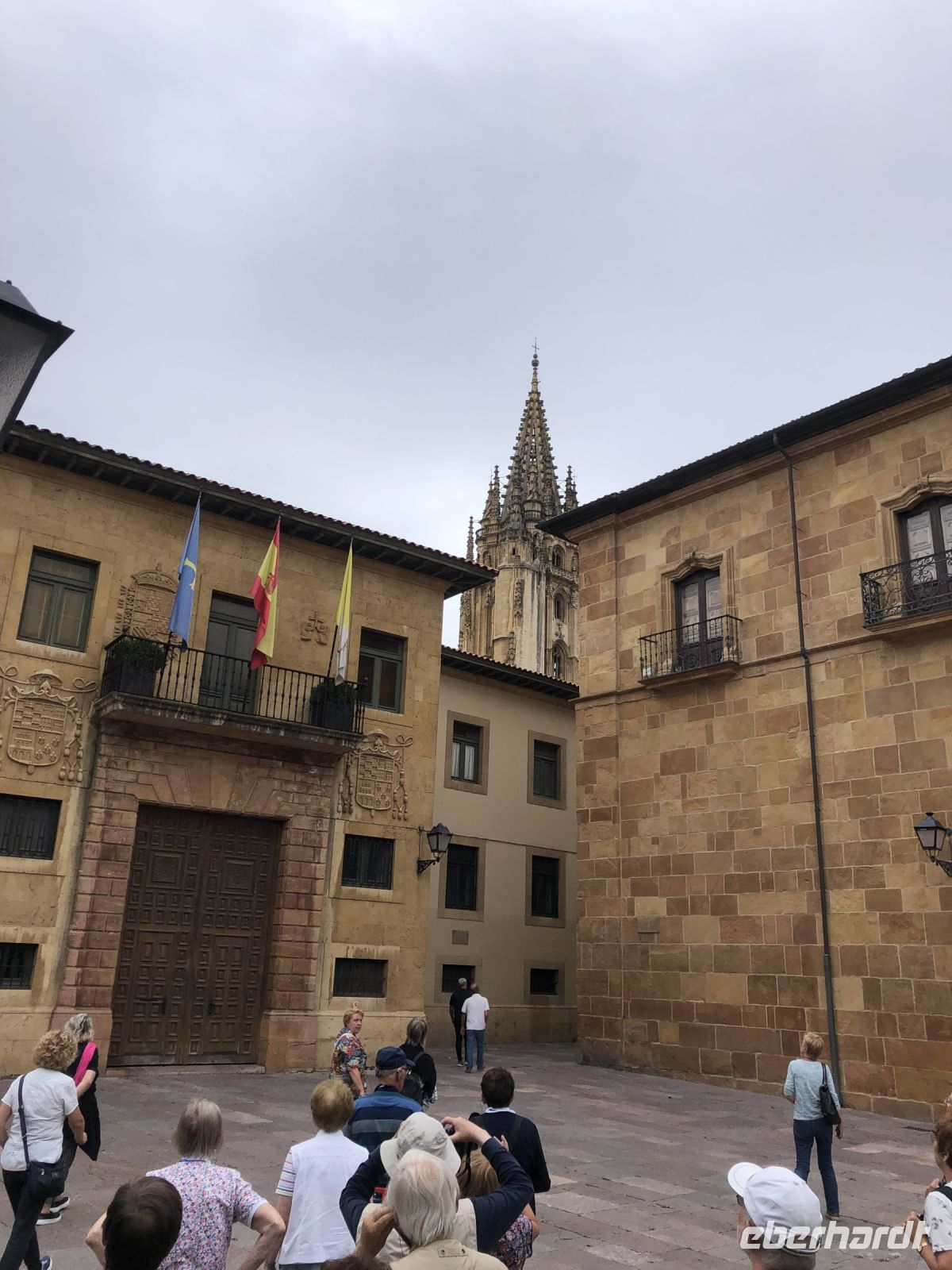 Reiseführerin Marian kennt den besten Blick zur Kathedrale von Oviedo