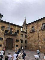 Reiseführerin Marian kennt den besten Blick zur Kathedrale von Oviedo