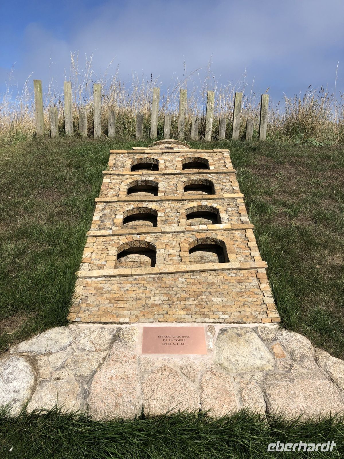 Herkulesturm am Hang liegend