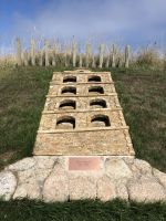 Herkulesturm am Hang liegend