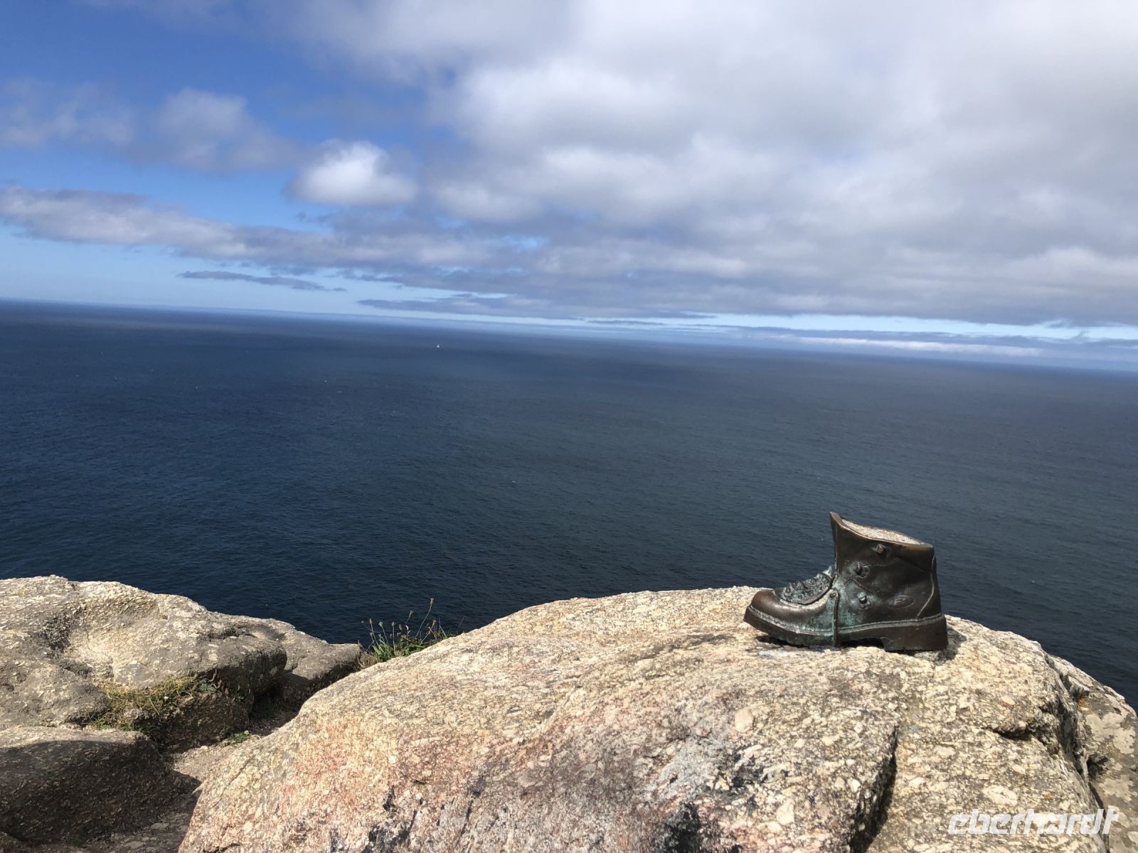 kleines Denkmal für den Pilgerschuh am Kap Fisterre