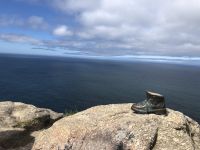 kleines Denkmal für den Pilgerschuh am Kap Fisterre