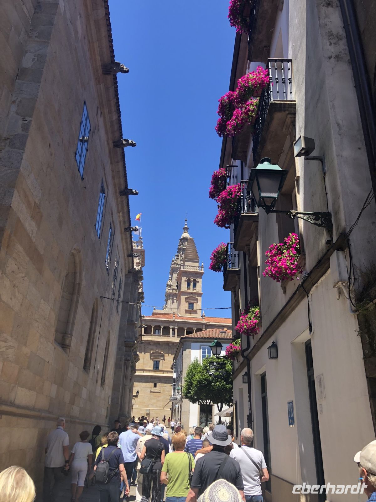 Eberhardt Reisegruppe beim Spaziergang durch Santiago de Compostela