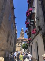 Eberhardt Reisegruppe beim Spaziergang durch Santiago de Compostela