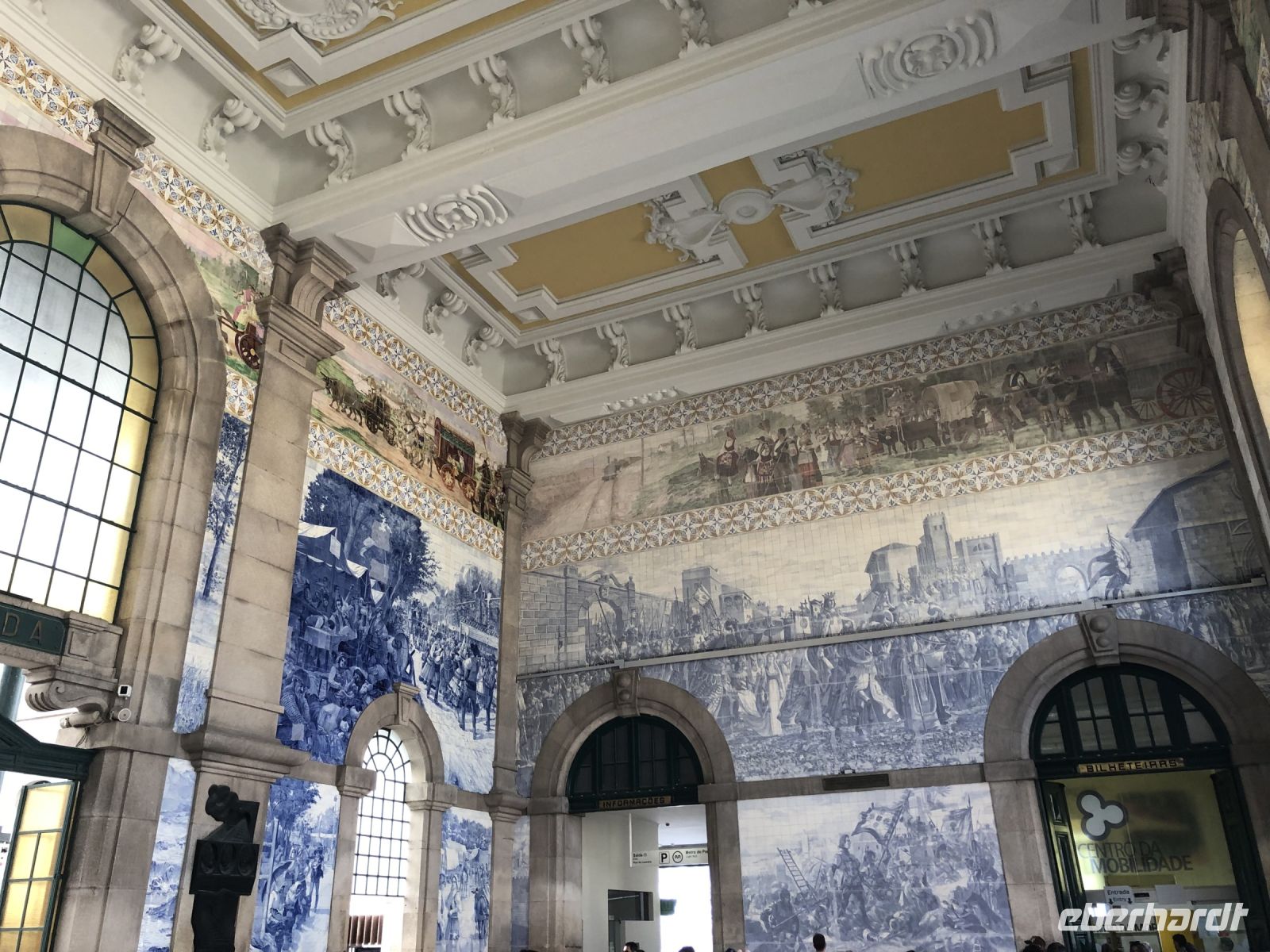 schöne Fliesenbilder im Bahnhof von Porto