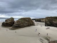 Ausblick von oben auf den Kathedralenstrand bei Ebbe